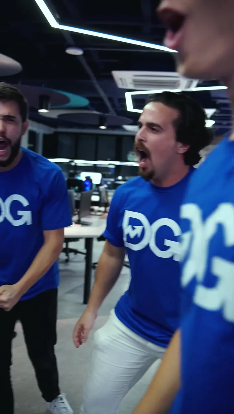 Equipe da DG com as camisetas da empresa no escritório