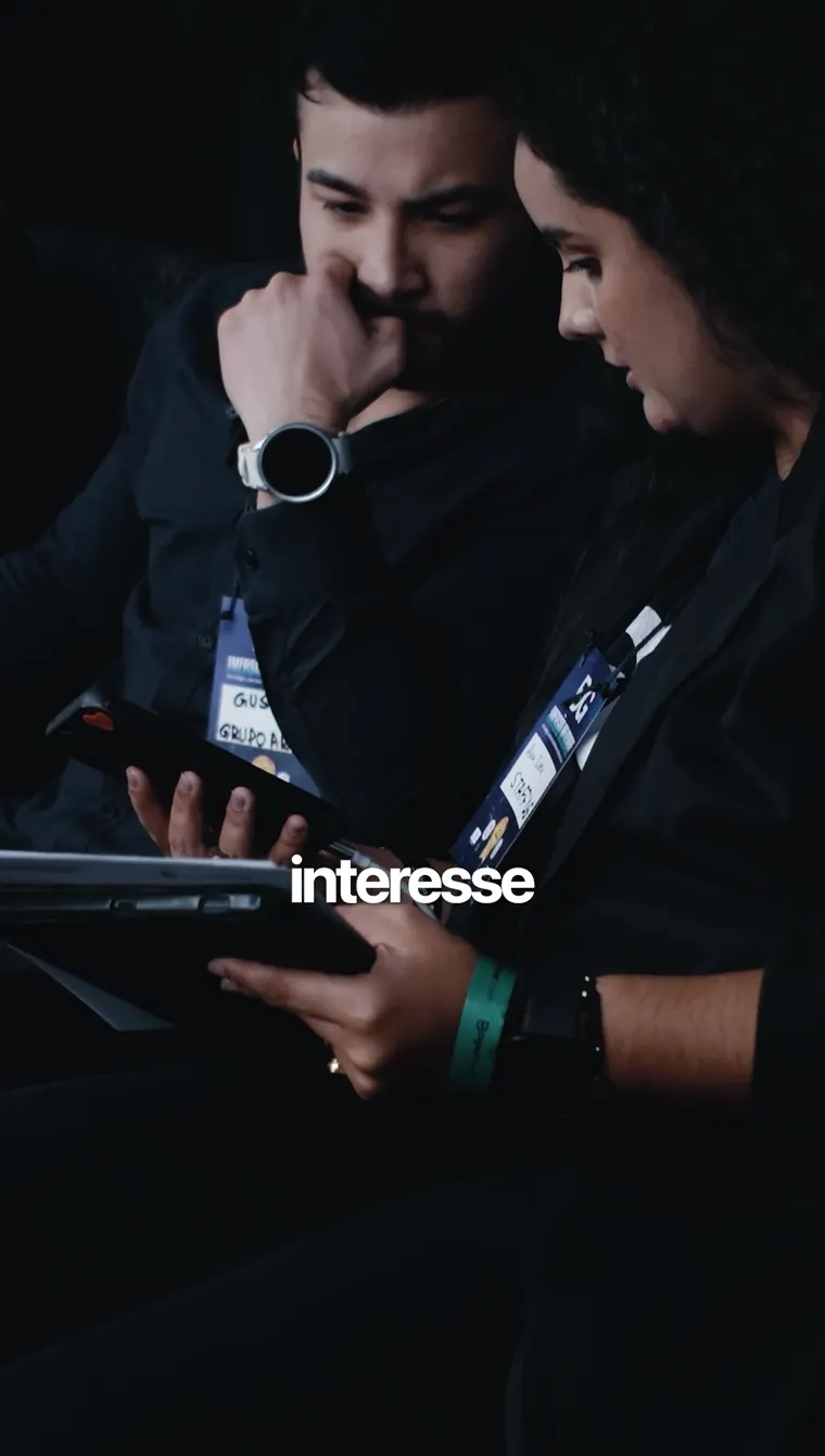 Duas pessoas do time analisando dados juntos