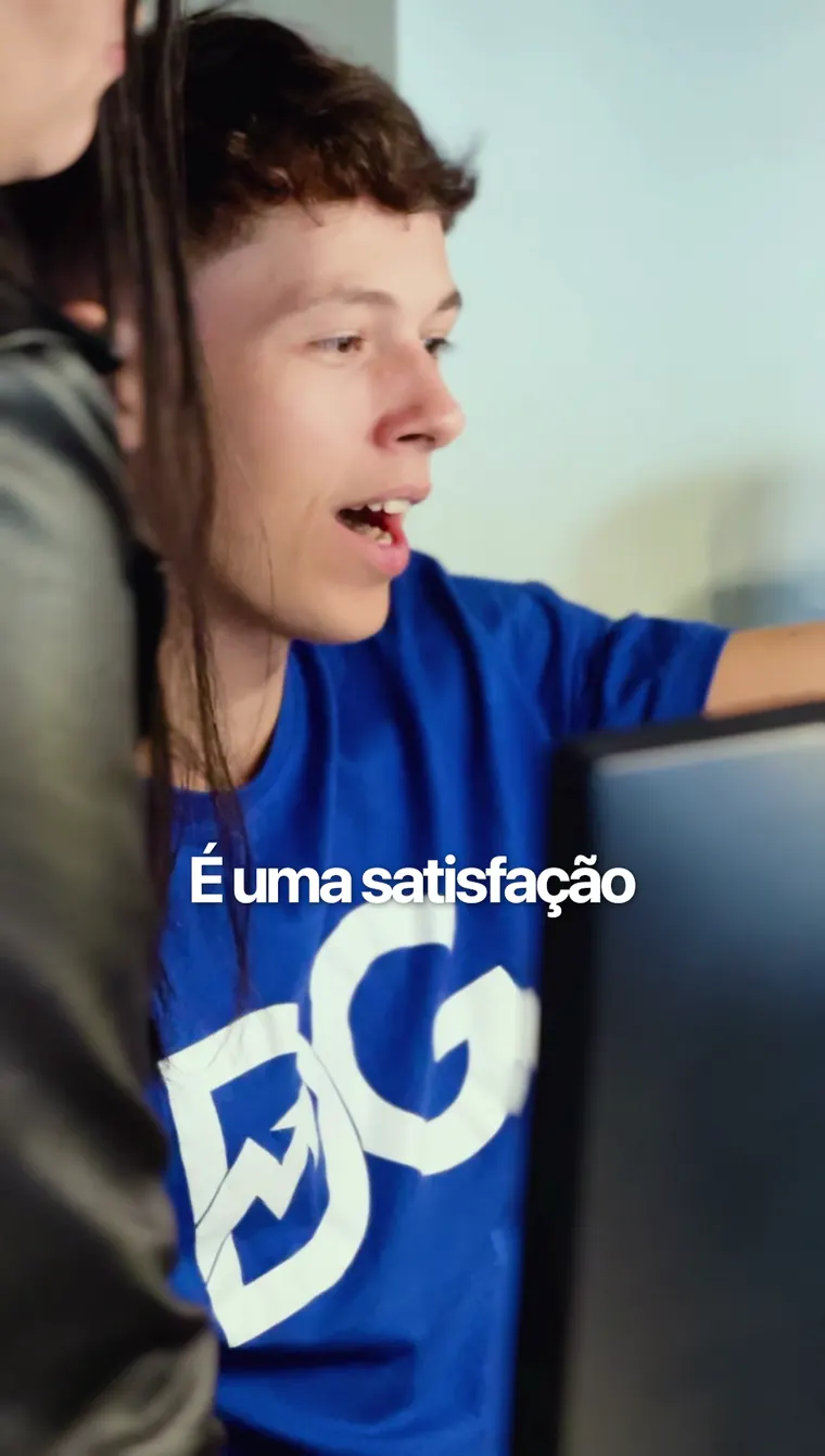Analista da DG trabalhando no computador